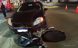 Mulher fica ferida em colisão entre carro e moto em São Lourenço do Oeste