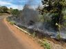 Incêndio destrói veículo e se espalha pela vegetação às margens da BR-282, em Paraíso 