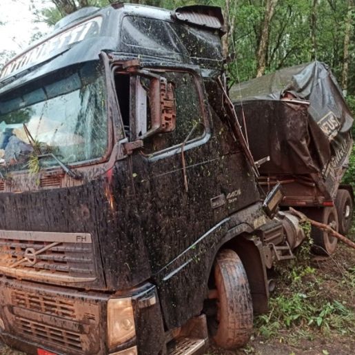 Bitrem sai da pista e deixa motorista ferido na BR-282 em Nova Itaberaba