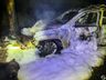 Após colidir em árvore, Amarok fica destruída pelo fogo em São Miguel do Oeste