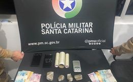 Cão farejador ajuda PM a encontrar drogas e homem é preso por tráfico em SMO