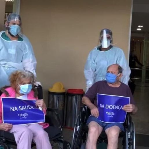 VÍDEO: Casal de 90 anos recebe alta ao mesmo tempo após contrair Covid-19 em SC