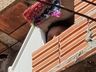 Vídeo mostra resgate de criança presa dentro de barril de ferro