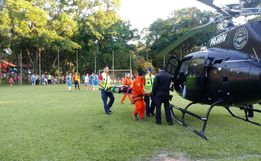 Jovem é resgatado de helicóptero após passar mal durante partida de futebol no Oeste