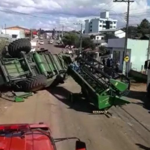 VÍDEO: colheitadeira perde freios, atinge carros e tomba em Santa Catarina