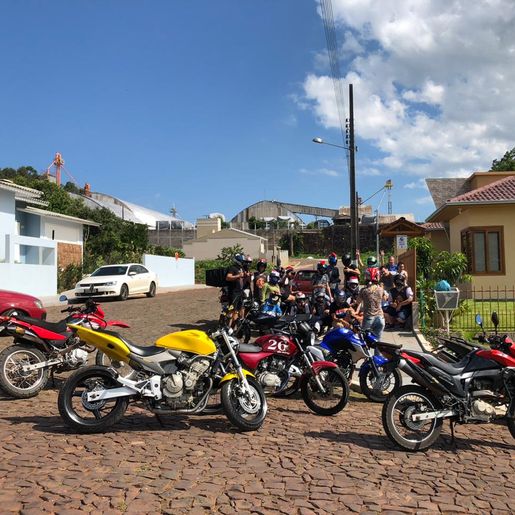 Voluntários entregam presentes de Natal para crianças carentes de SMOeste