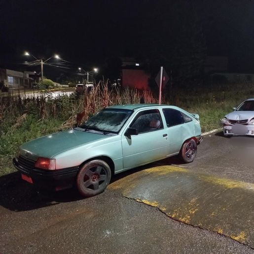 Condutor embriagado colide em veículo estacionado e é preso em Campo Erê