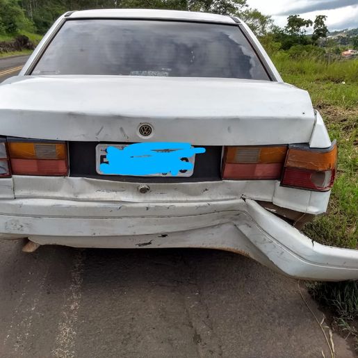 Colisão traseira deixa duas pessoas feridas na BR-163