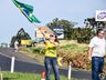 Ao som do Hino Nacional manifestantes realizam parada no trevo da BR-282 