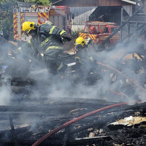 Incêndio em galpão deixa três pessoas feridas em São João do Oeste