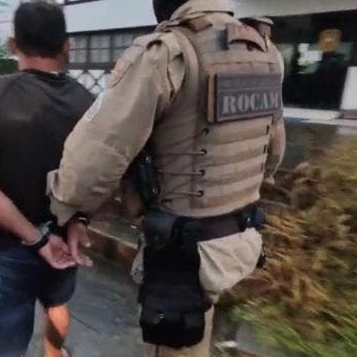 Homem mata amante da esposa a facadas após flagrar casal na cama em Blumenau
