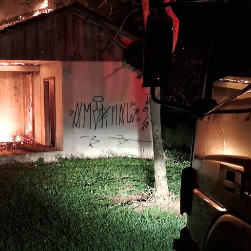 Incêndio destrói escola abandonada no interior de Caíbi