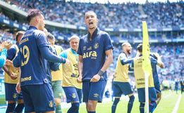 Grêmio sofre, mas bate o Vitória na estreia de Jair Ventura e volta a vencer na Arena