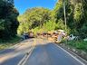 Carreta tomba sobre carros e deixa uma pessoa morta no Oeste