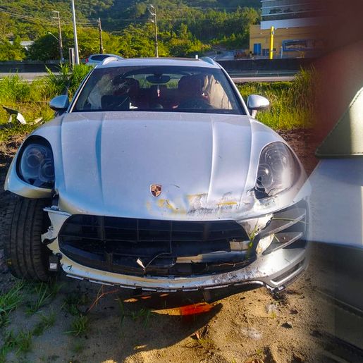 Condutor de Porsche abandona veículo e dinheiro após acidente