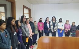 Alunos conhecem produção textual de notícias em visita à Rádio Oeste