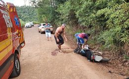 Colisão entre carro e motocicleta deixa idoso com grave ferimento