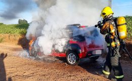 Carro é destruído por incêndio no interior de Tunápolis