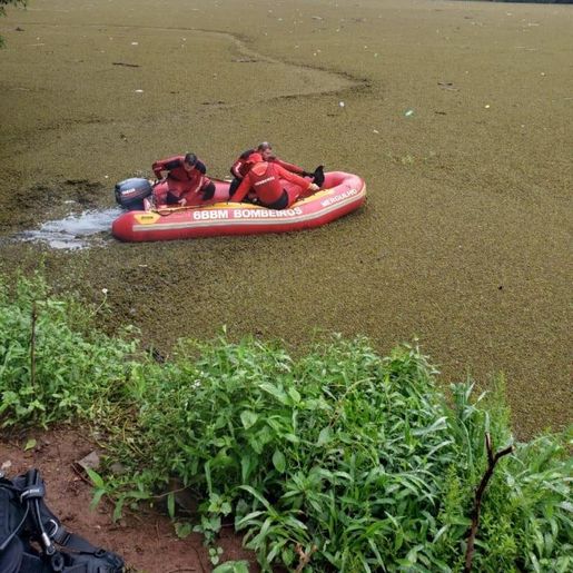 Bombeiros encontram corpo de motorista do caminhão que caiu em rio
