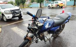 Motociclista sofre ferimentos em colisão contra carro