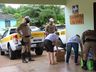 FOTOS: PMRv entrega donativos à família flagrada com onze pessoas em veículo na SC-283