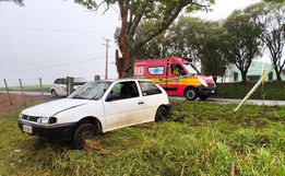 Saída de pista na SC-161 em Anchieta envolve dois veículos