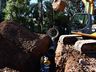 Prefeito acompanha obra para asfaltamento no interior do município