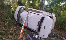 Condutora perde controle de veículo, sai da pista e capota em Itapiranga