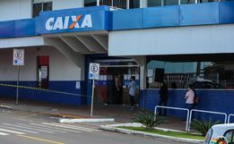 Auxílio emergencial passará a ser de R$ 300 até dezembro, anuncia governo