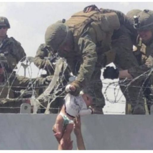 'Terá vida melhor', diz militar que acolheu bebê resgatada em Cabul