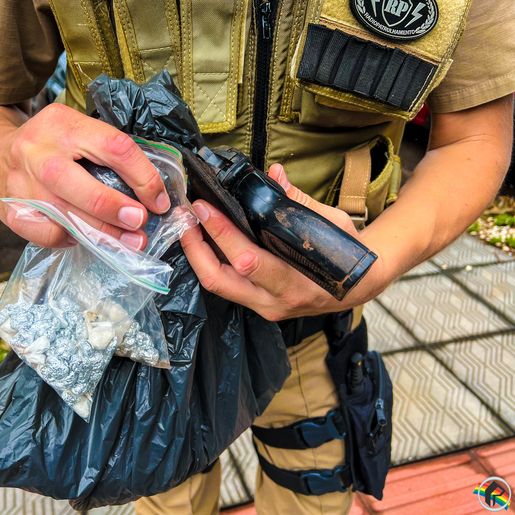 Adolescente é detido após ser flagrado com simulacro e drogas em SMOeste
