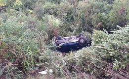 Duas pessoas ficam feridas em capotamento de veículo na BR-282 