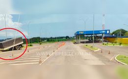 Caminhoneiro perde parte de carreta em frente a PRF de Guaraciaba