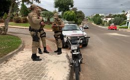 Adolescente fica ferido em acidente entre carro e motoneta sem licenciamento
