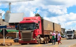 Grupo de amigos se solidariza e distribui almoço para caminhoneiros 