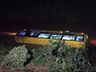 Micro-ônibus com crianças de escola cai em rio de SC e deixa feridos