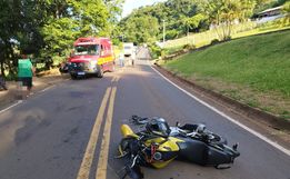  Jovem fica ferido em colisão entre moto e carro no interior de Itapiranga