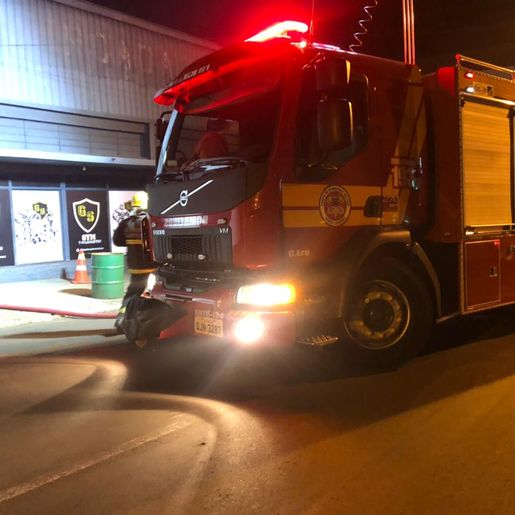 Incêndio em edificação comercial mobiliza bombeiros 