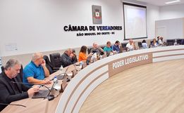 Vereadores derrubam vetos do prefeito à projetos aprovados na Câmara 