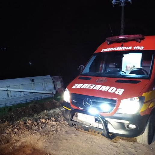 Tombamento de caminhão no interior de São João do Oeste deixa dois feridos