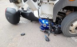 Colisão entre moto e caminhão deixa homem ferido em Itapiranga