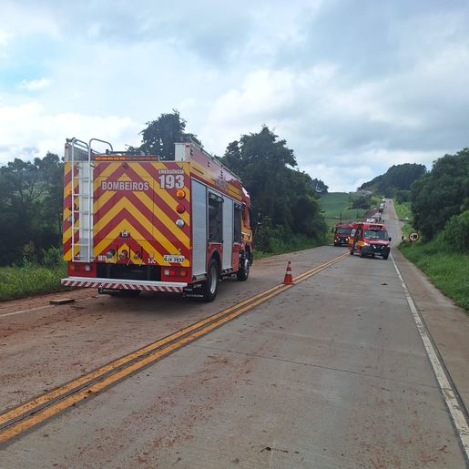 Saída de pista de carreta deixa motorista gravemente ferido na BR 163