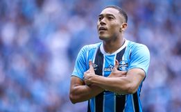 Com três de Carlos Vinicius, Grêmio vence o Juventude pelo Brasileirão