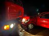 Mulher fica ferida em colisão entre carro e caminhão na SC 496