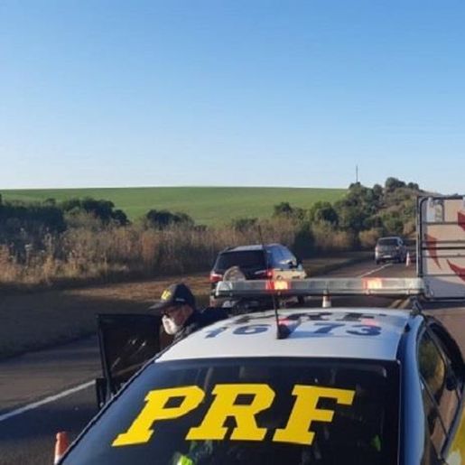 VÍDEO: Após briga entre caminhoneiros, carreta tomba no Paraná