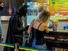 Jovem fantasiado de Batman assiste filme no Cine Peperi; fotos