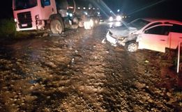 Idoso fica ferido em colisão entre carro e caminhão no interior de Itapiranga