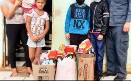 Catequizandos do interior entregam cestas básicas com Bombeiro Comunitário 