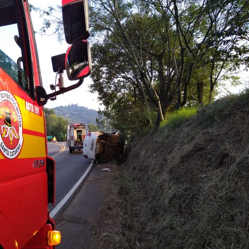 Condutora perde o controle da direção e tomba na SC-157 