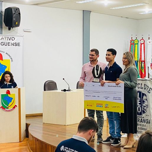 Ganhadores do Concurso de Oratória de Itapiranga recebem Bolsa de Estudos